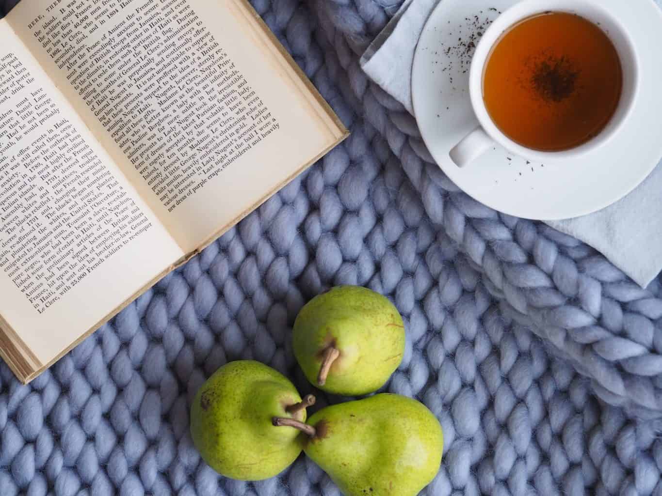 An apple sitting on top of a table