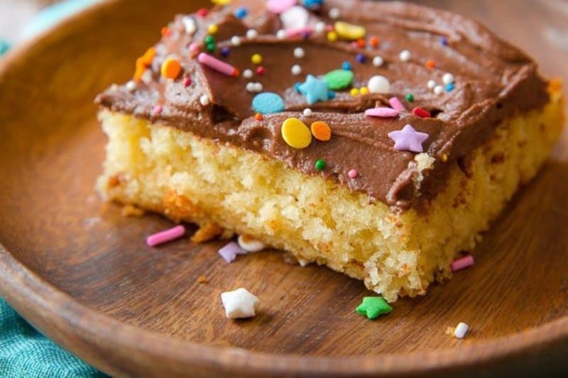 https://www.boorooandtiggertoo.com/wp-content/uploads/2020/03/Yellow-Sheet-Cake-with-Chocolate-Fudge-Frosting.jpg