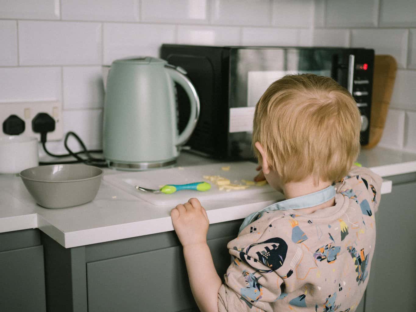 child eating food at kitchen counter - Tips to help you beat the school run rush