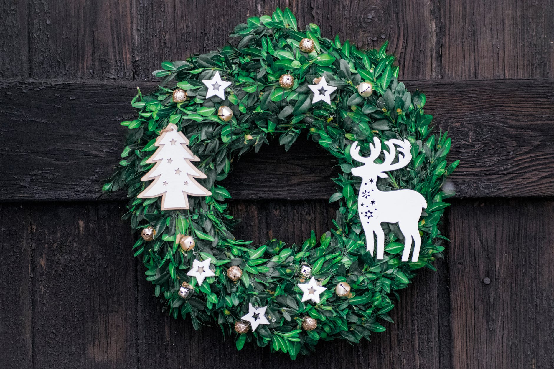 green wreath - How to Make Wreaths and Garlands for Christmas