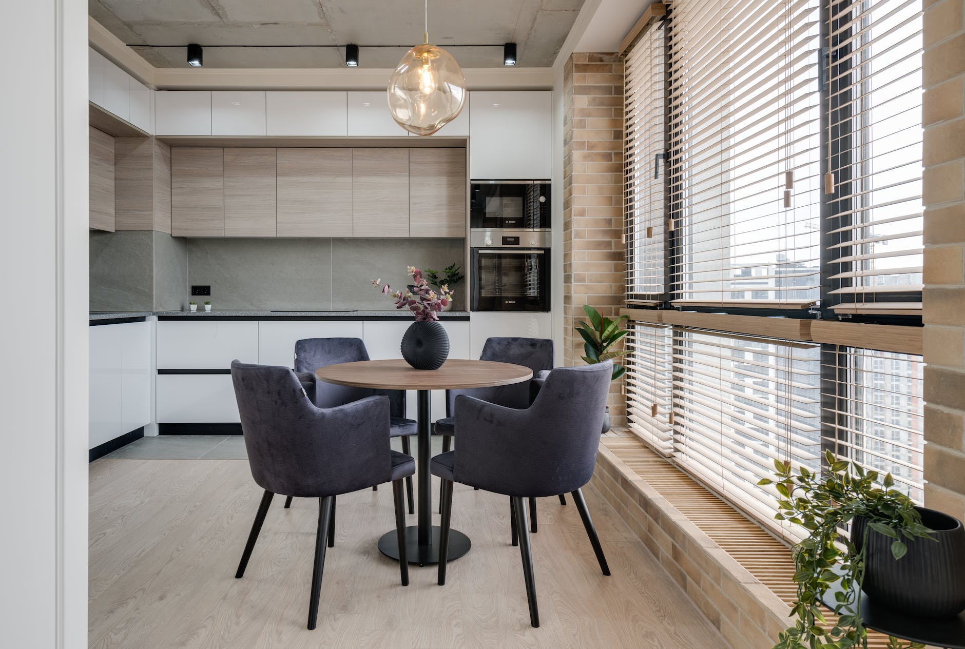 ceiling lamp above a table in a kitchen - How to select the right choice of blinds for your home